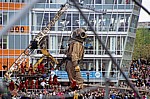 Strand Street: Sea Odyssey - Giant Spectacular (Royal de Luxe): Giant Uncle (der Taucher) läuft durch die Zuschauermenge - Liverpool