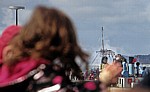 Canning Half Tide Dock: Sea Odyssey - Giant Spectacular (Royal de Luxe): Zuschauer verabschieden die Giants - Liverpool