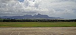 Sir Seewoosagur Ramgoolam International Airport of Mauritius (Plaisance): Blick auf Montagne Bambous (Mont Camizard, Ber - Plaine Magnien