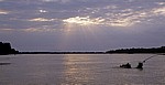 Sonne durchdringt die Wolkendecke über dem Fluß - Rufiji