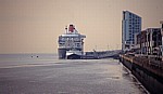 Pier Head: RMS Queen Mary 2 (Cunard Line) auf dem River Mersey - Liverpool