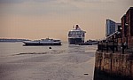 Pier Head: RMS Queen Mary 2 (Cunard Line) auf dem River Mersey - Liverpool