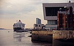 Pier Head: RMS Queen Mary 2 (Cunard Line) auf dem River Mersey - Liverpool