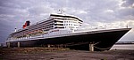 Pier Head: RMS Queen Mary 2 (Cunard Line) auf dem River Mersey - Liverpool