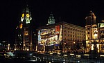 Pier Head: Royal Liver Building, Cunard Building (Light-Show), Port of Liverpool Building bei Nacht - Liverpool
