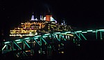 Pier Head: RMS Queen Mary 2 (Cunard Line) bei Nacht - Liverpool