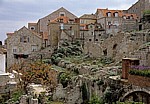Stari Grad (Altstadt): Blick von der Stadtmauer - Hausreste  - Dubrovnik