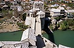 Stari Grad (Altstadt): Stari most (Alte Brücke) mit dem Kule Halebija (Turm Halebija) über den Fluß Neretva - Mostar