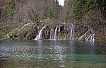 Gornja jezera (Obere Seen): Kozjak mit den Wasserfällen zu dem dahinterliegenden Buk - Nationalpark Plitvicer Seen