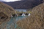 Donja jezera (Untere Seen): Wasserfälle zwischen Milanovac (vorne) und Kozjak - Nationalpark Plitvicer Seen