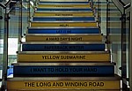 Pier Head Ferry Terminal Building: Treppe mit Namen der Beatles-Hits zur Beatles Story   - Liverpool